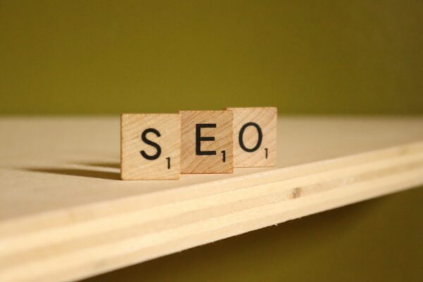 a wooden block that says seo on it